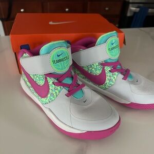 Nike Team Hustle D 9 - girls basketball shoes